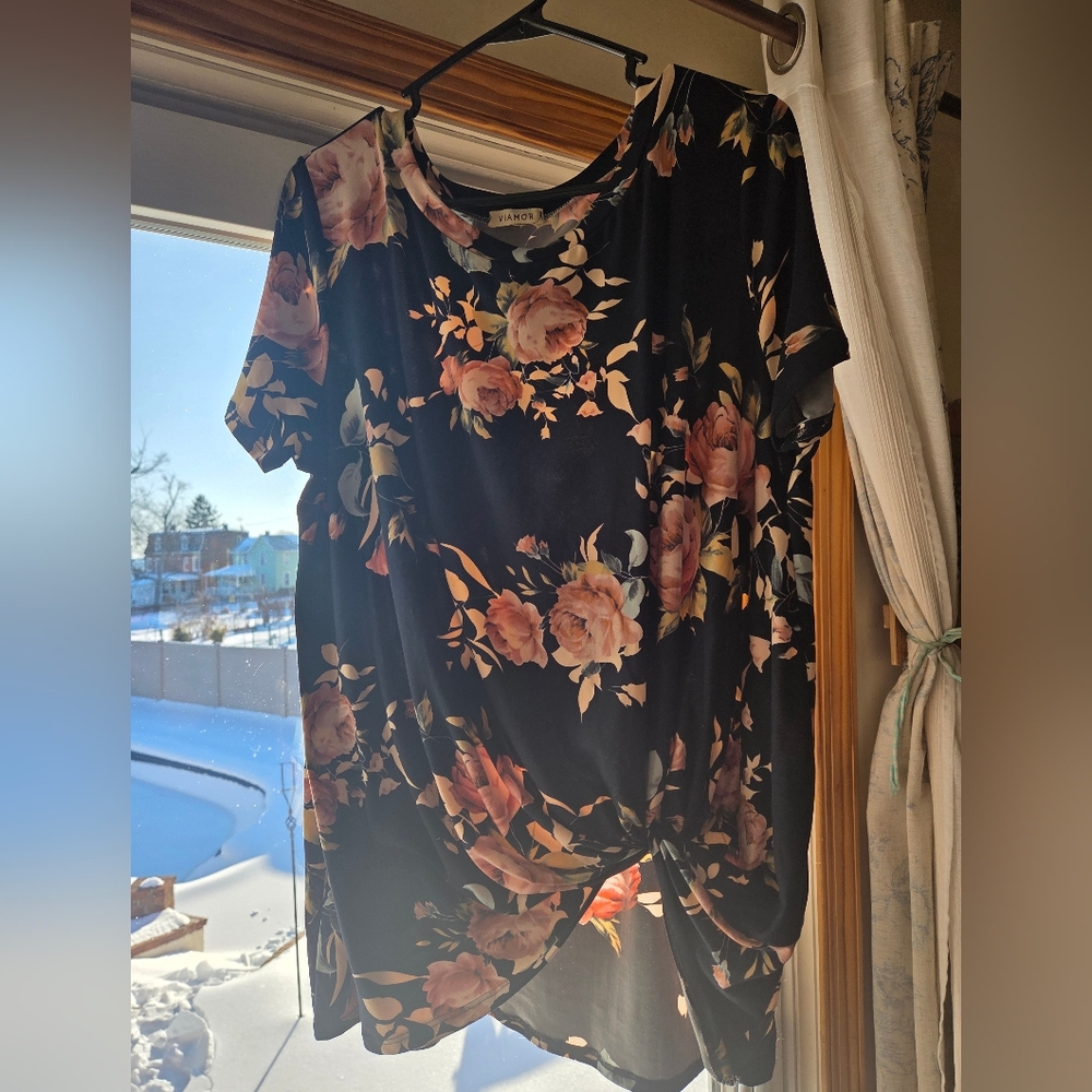 Viamor Floral Twist Top